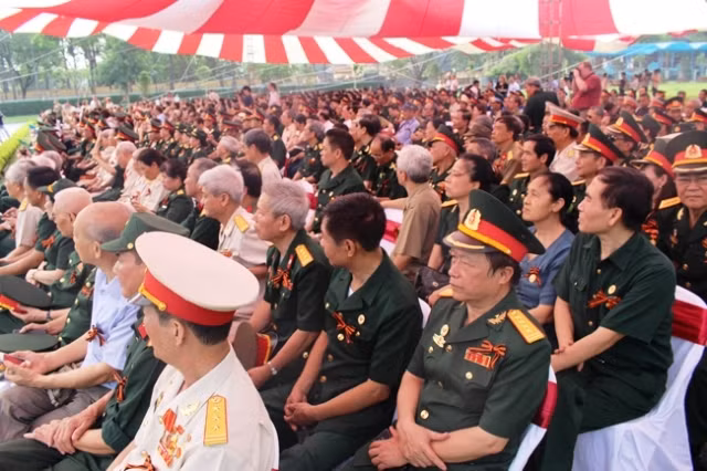 Gần 1.000 người tham dự Lễ tưởng niệm "Binh đoàn bất tử" tại Trung tâm Bảo tồn Di sản Thăng Long, Hà Nội.
