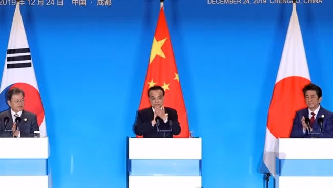 Các nhà lãnh đạo Hàn Quốc (bên trái), Trung Quốc (giữa) và Nhật Bản dự cuộc họp báo chung sau cuộc hội đàm cấp cao. Ảnh: YONHAP