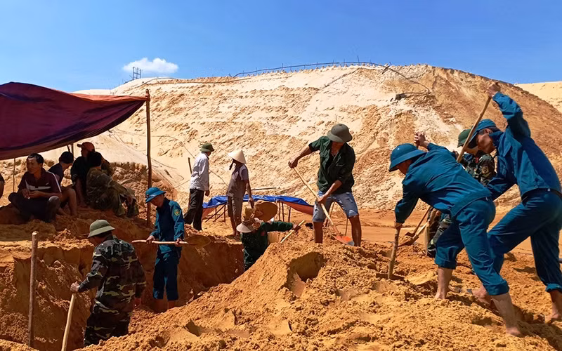 Lực lượng cứu hộ đào cát tìm kiếm nạn nhân mất tích.