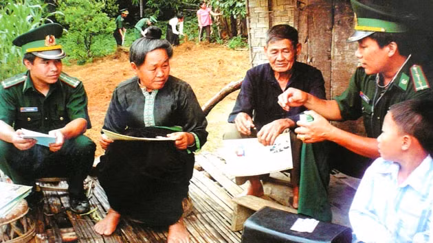 Bộ đội Biên phòng Nghệ An tuyên truyền chủ trương, chính sách của Ðảng, Nhà nước tới bà con các xã vùng biên.