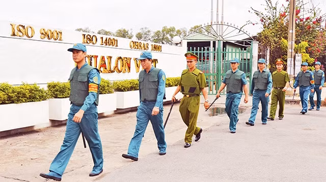 Lực lượng tự vệ phối hợp tuần tra tại Khu chế xuất Linh Trung, quận Thủ Ðức.