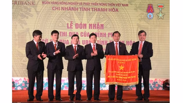 Agribank Thanh Hóa đón nhận cờ thi đua của Chính phủ. 