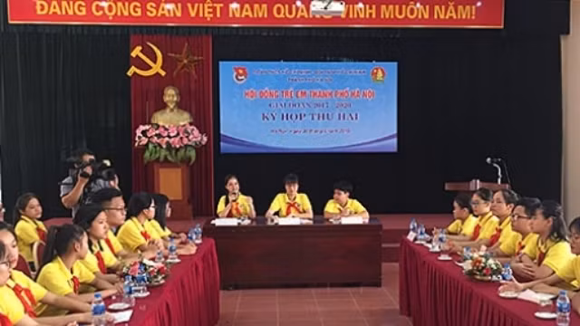 Các thành viên Hội đồng Trẻ em TP Hà Nội thảo luận những vấn đề liên quan đến an ninh mạng tại kỳ họp.