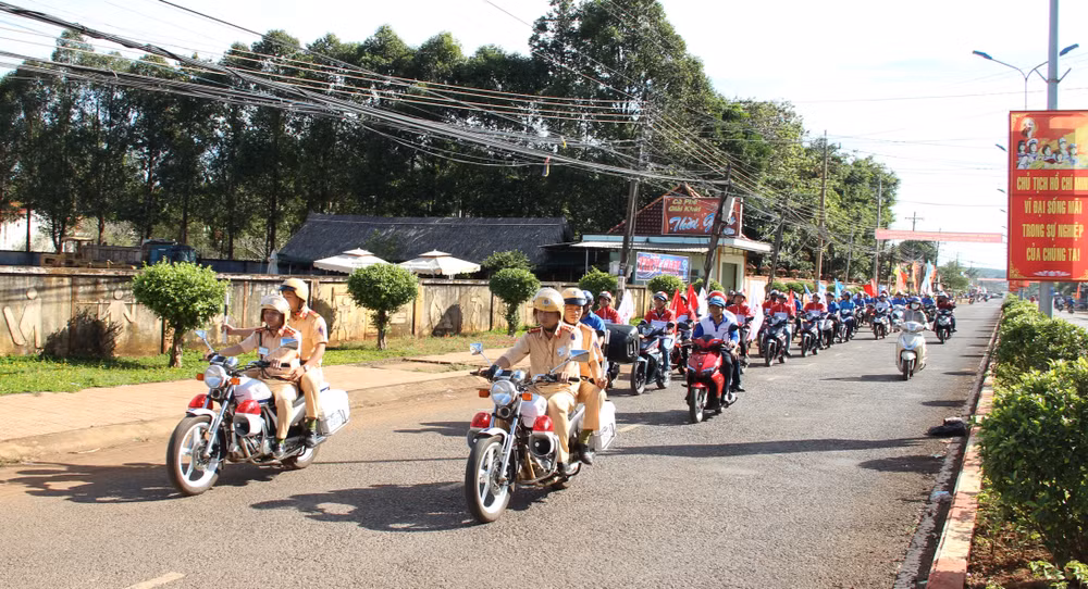 Công an và Đoàn thanh niên huyện Phú Riềng (Bình Phước) tuyên truyền pháp luật.