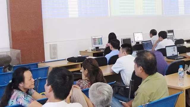 Nhà đầu tư mua vào dồn dập ngay trong ngày đầu tuần, đẩy giá nhiều CP tăng vọt. Ảnh: NAM ANH