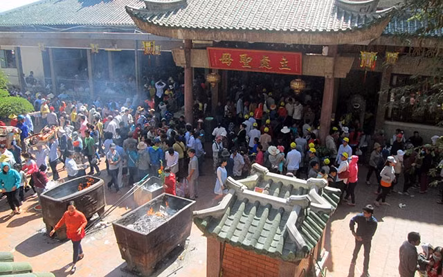Miếu Bà Chúa xứ núi Sam luôn thu hút đông du khách trong và ngoài nước.