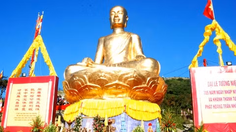 Tượng Phật Hoàng Trần Nhân Tông được đúc bằng đồng nguyên khối.