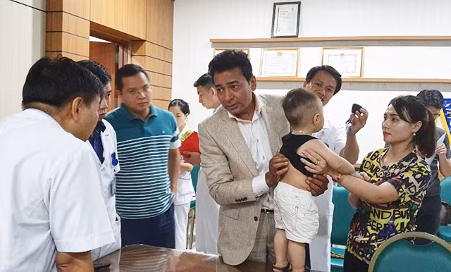 Giáo sư A. Ran-ga-na-than và các bác sĩ Khoa Chấn thương chỉnh hình (Bệnh viện Bạch Mai) thăm khám cho bệnh nhi bị cong vẹo cột sống.