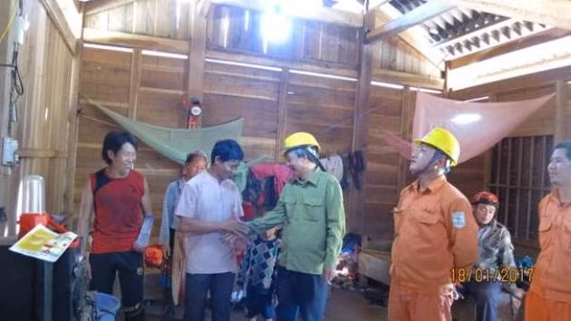 Niềm vui đón điện với bà con xã Nà Khoa, huyện Nậm Pồ, tỉnh Điện Biên.