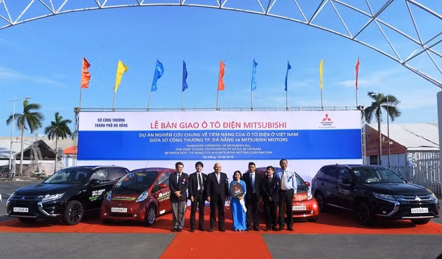  Bàn giao xe điện cho Đà Nẵng
