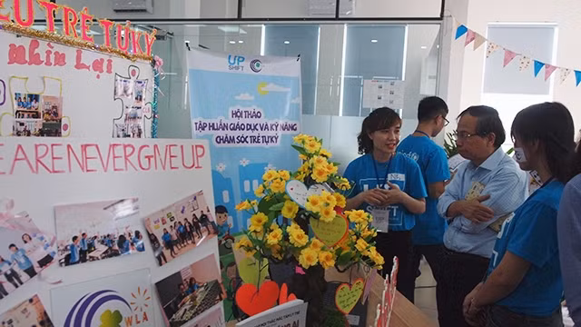 TS Võ Duy Khương tham quan các dự án của UPSHIFT.