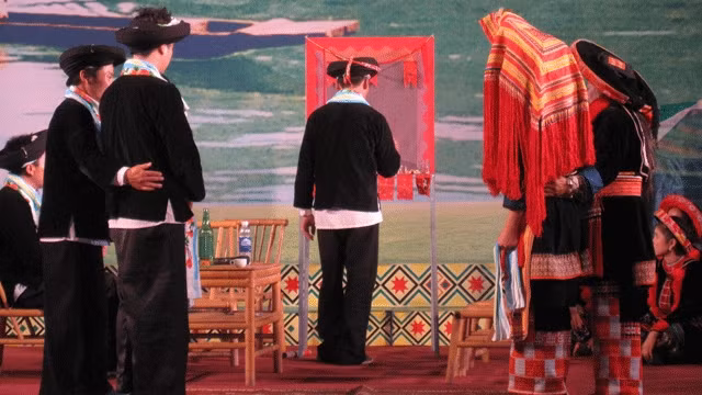 Trình diễn trang phục cô dâu, chú rể dân tộc Dao.