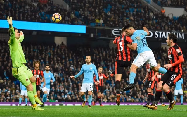 S. Aguero (số 10, áo xanh) lập cú đúp cho Man City.