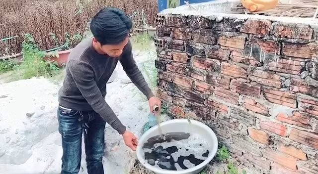 Nguồn nước mầu đen quanh khu vực dân cư thôn Vân Dương 2, xã Hòa Liên, huyện Hòa Vang, TP Ðà Nẵng.