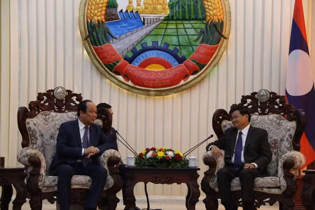 Thủ tướng Lào Thongloun Sisoulith (phải) tiếp Bộ trưởng Mai Tiến Dũng.