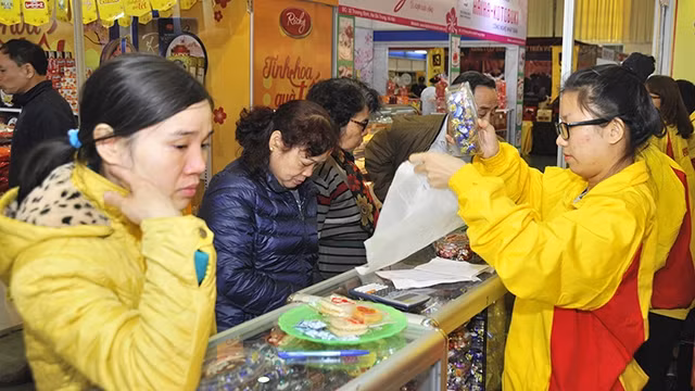 Doanh nghiệp tham gia cung ứng hàng hóa phục vụ Tết đưa ra cam kết sẽ giảm giá sâu các mặt hàng thiết yếu. NAM HẢI
