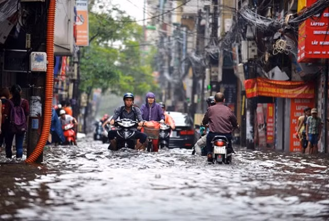 Đường phố Hà Nội ngập sâu sau trận mưa lớn.