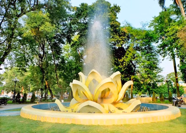 Toàn cảnh Đài phun nước gắn gốm bông sen vàng.