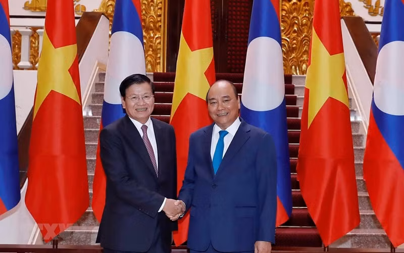 Thủ tướng Nguyễn Xuân Phúc và Thủ tướng Lào Thongloun Sisoulith tại trụ sở Chính phủ. (Ảnh: Thống Nhất/TTXVN)