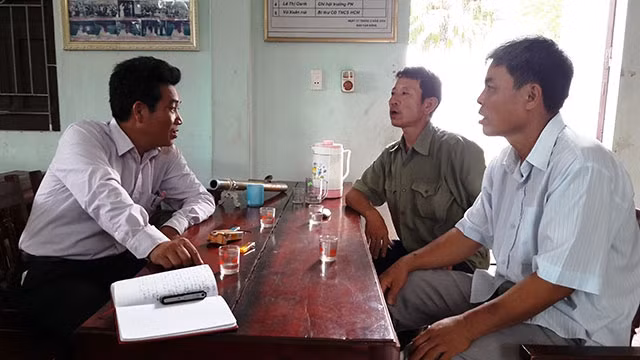Cán bộ thôn 1 và lãnh đạo xã Quảng Khê, huyện Quảng Xương trao đổi về công tác xây dựng nông thôn mới tại địa phương.