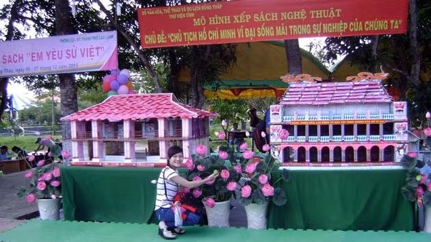 Mô hình xếp sách nghệ thuật.