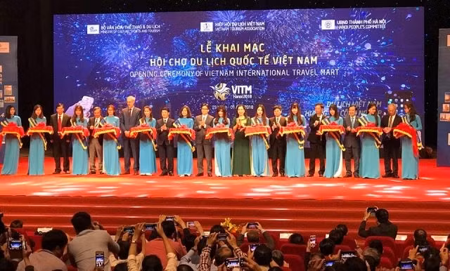 Các đại biểu cắt băng khai mạc hội chợ.