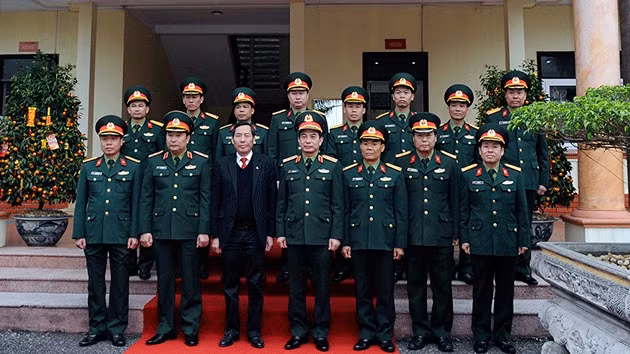Đồng chí Thuận Hữu, Tổng Biên tập Báo Nhân Dân và đồng chí Phan Văn Giang, Tổng Tham mưu trưởng Quân đội nhân dân Việt Nam, với cán bộ, chiến sĩ Lữ đoàn xe tăng 406 - Quân khu 2.