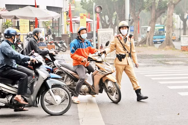 CSGT Hà Nội tăng cường xử lý vi phạm, bảo đảm trật tự ATGT, trật tự xã hội. Ảnh | DOÃN TẤN