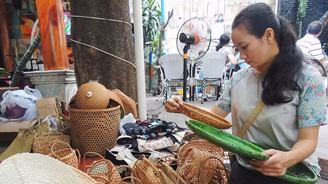 Khách tỉ mẩn chọn lựa những món đồ ưng ý tại chợ quê.