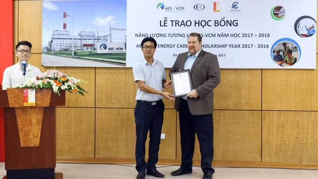 Trao học bổng Năng lượng tương lai cho sinh viên ngành điện