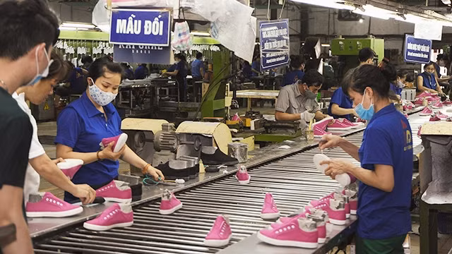 Năng suất lao động của Việt Nam còn thấp do chất lượng nguồn nhân lực và máy móc công nghệ lạc hậu. Ảnh: LAM ANH