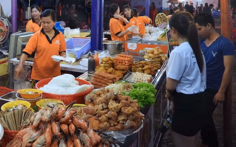 Hình ảnh sau buổi khai mạc hội chợ HVNCLC tổ chức tại Cà Mau vào tối 15-10.