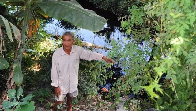 Con kênh chứa nước đen bưng giữa trưa nắng