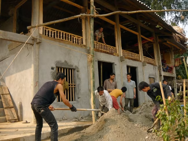Người dân thôn 700, xã Hùng Đức, huyện Hàm Yên giúp nhau xây dựng nhà theo chuẩn nông thôn mới.
