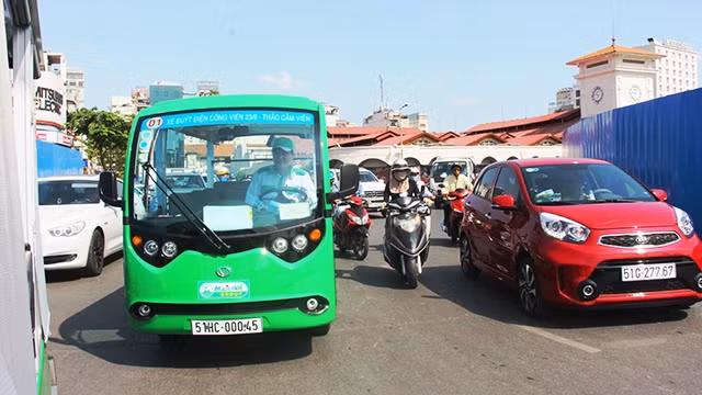 TP Hồ Chí Minh đưa vào sử dụng nhiều xe buýt điện ở khu vực trung tâm phục vụ khách du lịch và người dân.