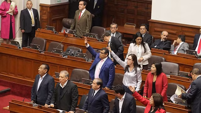 Các nghị sĩ đối lập tại phiên bỏ phiếu tín nhiệm Chính phủ Peru. Ảnh: REUTERS