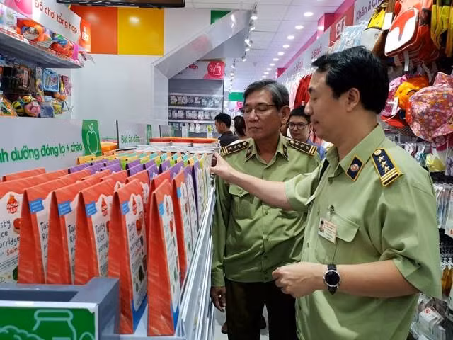 Ông Trần Hùng, Phó Cục Trưởng Cục Quản lý thị trường, Tổ trưởng Tổ Công tác 334 (Bộ Công Thương) kiểm tra một cửa hàng của chuỗi siêu thị Con Cưng tại TP Hồ Chí Minh.