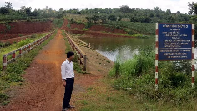 CTTL hồ Nao Ma A, xã Quảng Khê, huyện Đác Glong do Công ty KHCTTL Đác Nông quản lý xuống cấp nghiêm trọng, nước đã thấm qua toàn bộ thân đập nhưng chưa có kinh phí sửa chữa.