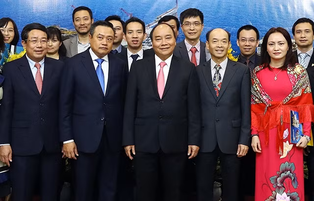 Thủ tướng Nguyễn Xuân Phúc và các đại biểu tại Lễ chào mừng hoàn thành vượt mức kế hoạch sản lượng khai thác dầu khí năm 2017. Ảnh: THỐNG NHẤT (TTXVN)