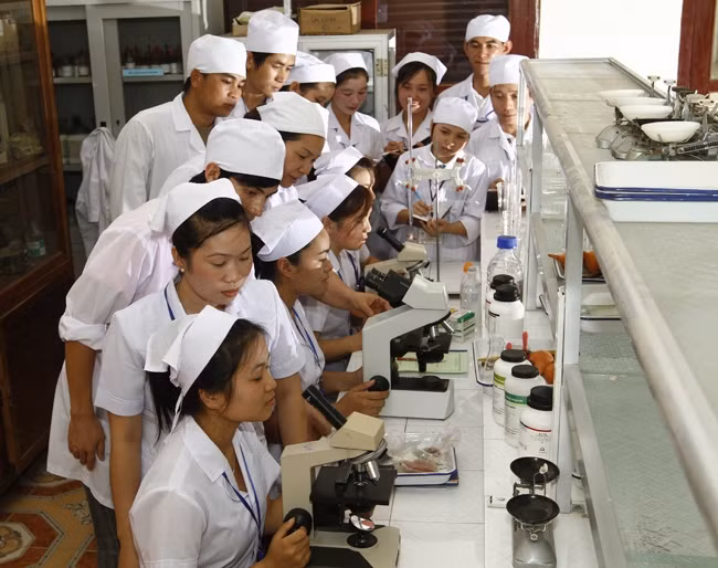 Công tác đào tạo cán bộ y tế luôn được các địa phương tập trung triển khai, nhưng vẫn chưa thể giải quyết tình trạng thiếu nguồn nhân lực trước nhu cầu khám, chữa bệnh ngày càng tăng. Trong ảnh: Đào t