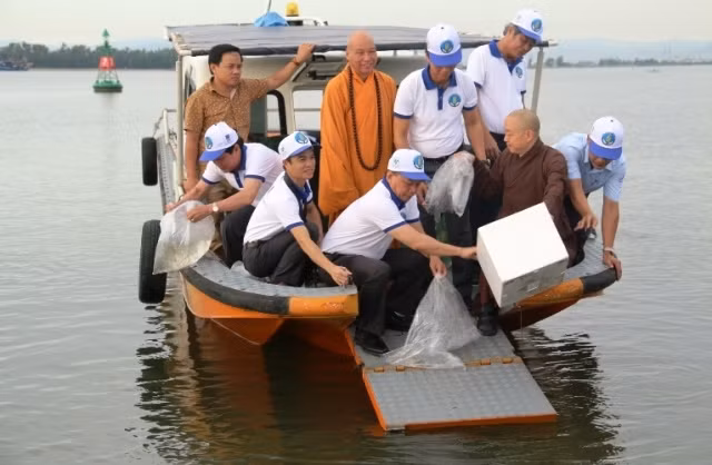 Lãnh đạo Bộ NN&PTNT, T.Ư Giáo hội phật giáo Việt Nam và UBND tỉnh TT-Huế tiến hành thả tôm giống tái tạo nguồn lợi trên phá Tam Giang.
