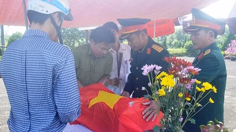 Đưa các anh về Nghĩa trang liệt sĩ huyện để làm lễ truy điệu và an táng.