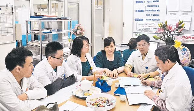Các bác sĩ, y tá Bệnh viện Phụ sản T.Ư họp bàn phương án trực Tết. Ảnh: HÀ THU