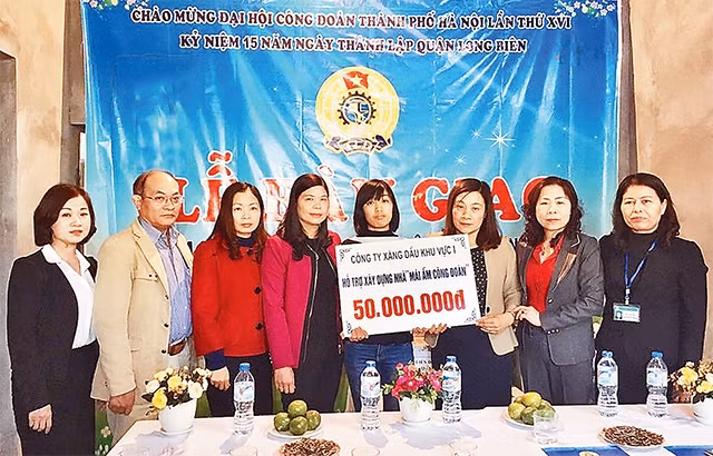 Liên đoàn Lao động quận Long Biên trao tiền hỗ trợ xây dựng mái ấm công đoàn cho đoàn viên Trường mầm non Hoa Sữa. Ảnh: THANH TUYẾT