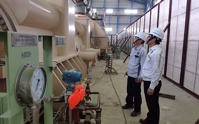 Các kỹ sư Ban Quản lý dự án Điện lực dầu khí Thái Bình 2 kiểm tra lắp đặt hệ thống tua-bin Nhà máy nhiệt điện Thái Bình 2.