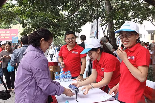 Ngay từ sáng sớm, Ngày hội đã thu hút hàng nghìn người dân Thủ đô, thanh niên, tình nguyện viên các tổ chức trong và ngoài nước tham gia.