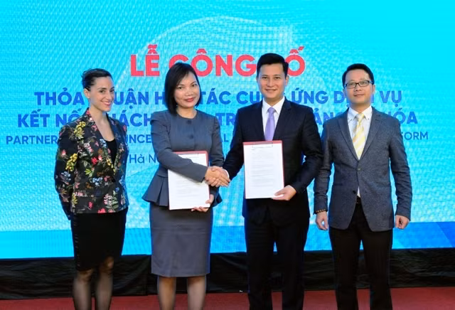 Đại diện VietinBank và ON trao Thỏa thuận hợp tác.