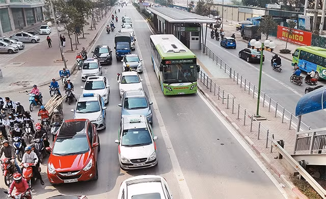 Hà Nội cần phát triển nhanh xe buýt là phương tiện giao thông công cộng chủ lực, có thể đạt tới độ phủ đủ để thay thế xe máy. Ảnh: VĂN TUYÊN