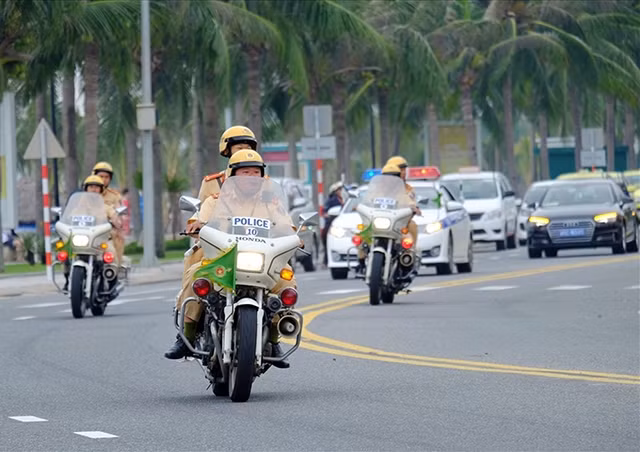 Lực lượng Cảnh sát giao thông làm nhiệm vụ dẫn đoàn tại Tuần lễ cấp cao APEC 2017.