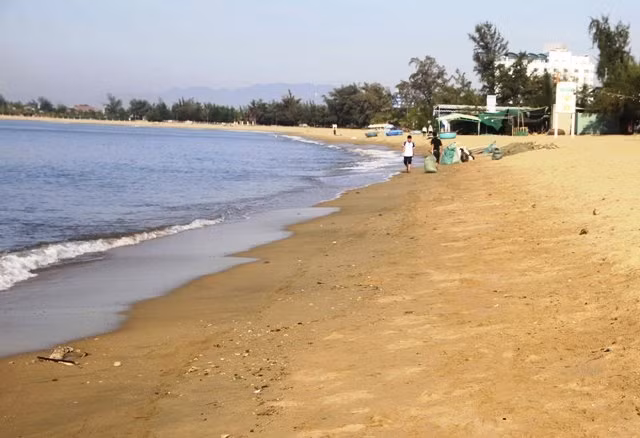 Sau khi ra quân thu gom rác thải, bãi biển Ninh Chữ đã sạch đẹp.